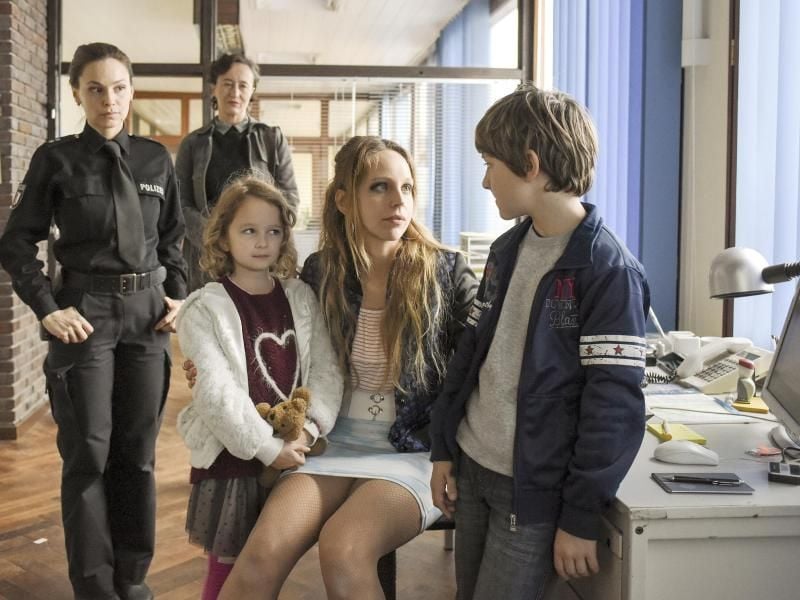 Mona (M., Petra Schmidt-Schaller) möchte ihren Kindern (gespielt von Juri Winkler und Lisa Marie Trense) eine „gute Mutter” sein. Foto: Marion von der Mehden