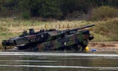 Der in die Elbe gestürzte Kampfpanzer Leopard II A6M wird in der Nähe von Storkau aus dem Wasser gezogen. (Foto: dpa)