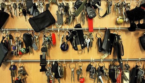 Schlüssel, die noch abzuholen sind, hängen im Fundbüro. (FOTO: DPA/ARCHIV)