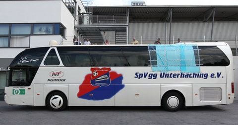 Unbekannte haben in der Nacht zum Sonnabendspiel mit einem Stein eine Scheibe am Mannschaftsbus der SpVgg Unterhaching eingeschlagen. (FOTO: WORBSER)