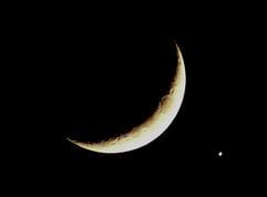 Die schmale Mondsichel und der Planet Venus kamen sich amFirmament ungewöhnlich nahe. (Foto: dpa)