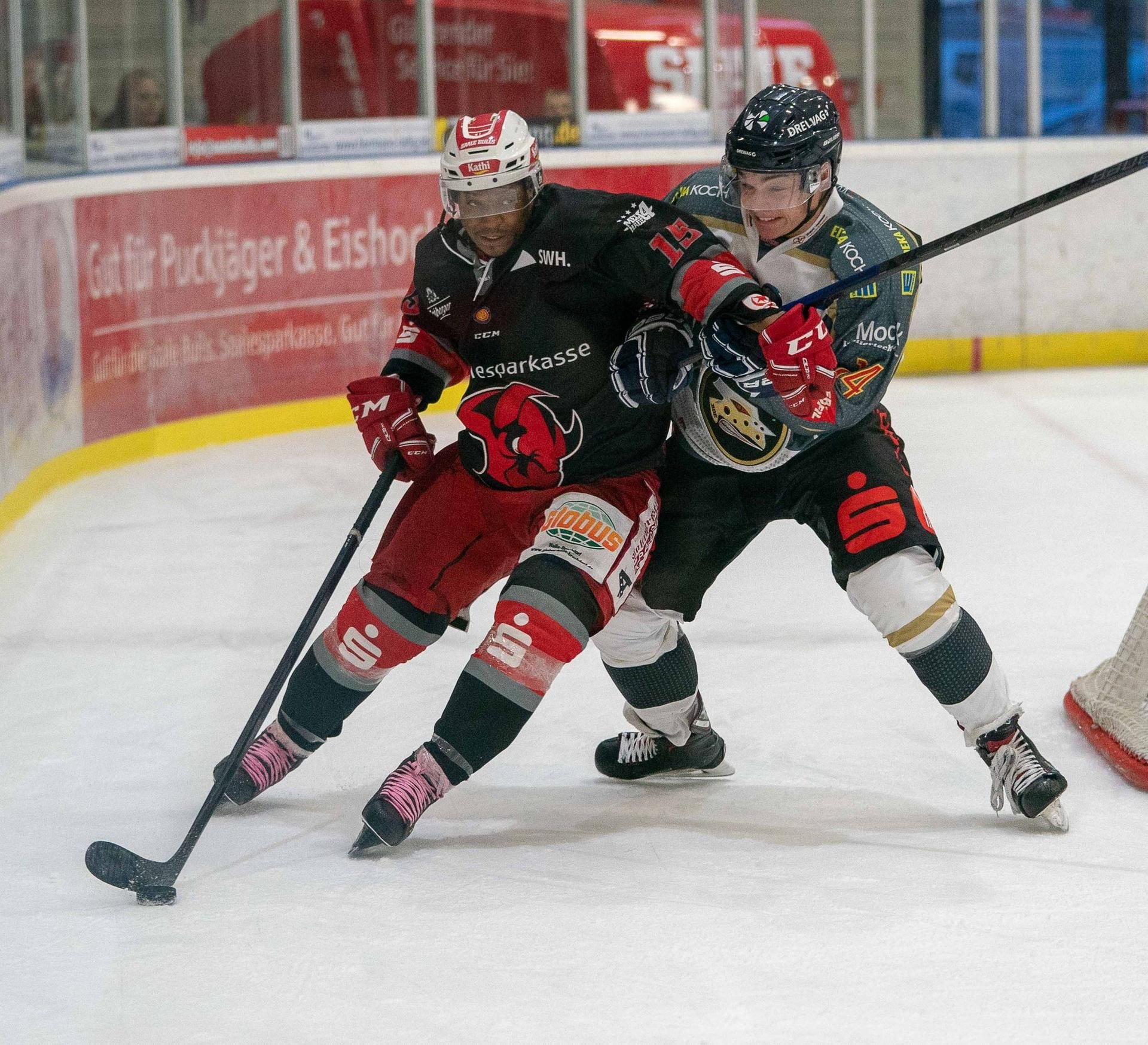 Nathan Robinson (l.) stand im Oktober 2018 noch für die Saale Bulls auf dem Eis, hier im Spiel gegen Erfurt.
