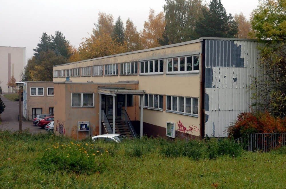 Das Grundstück in der Anna-Magdalena-Bach-Straße in Zeitz soll verkauft und neu bebaut werden, die ehemalige Kindereinrichtung, in der später Treff der Volkssolidarität, Kinder- und Freizeittreff und Medienausleihstelle untergebracht waren, wird abgerissen.