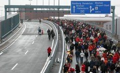 Rund 20000 Besucher nehmen am Sonntag in Bremen bei der Eröffnung des ersten Teilstücks der neuen Autobahn 281 auch am Rekordversuch des längsten Bollerwagen-Korsos teil. (Foto: dpa)