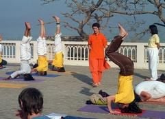 Die Mitglieder der europäische Klasse des Yoga-Lehrzentrums «Ashram» im indischen Vrindavan üben unter den Augen einer Yoga-Lehrerin (M) den «Sirshasan» (Kopfstand), eine Königsposition des Yoga. (Foto: dpa)