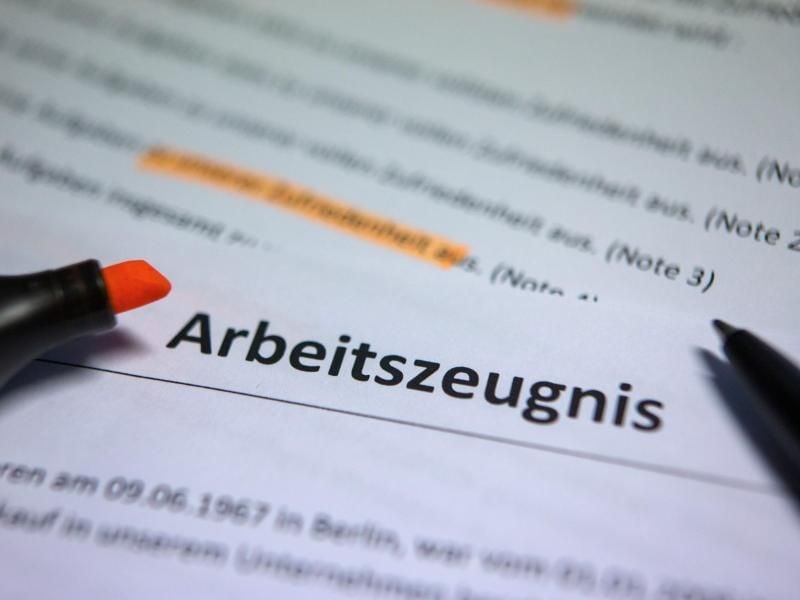 Kein Platz für Spott: Ein Arbeitszeugnis muss klar und verständlich formuliert sein. Foto: Jens Büttner/dpa-Zentralbild/dpa