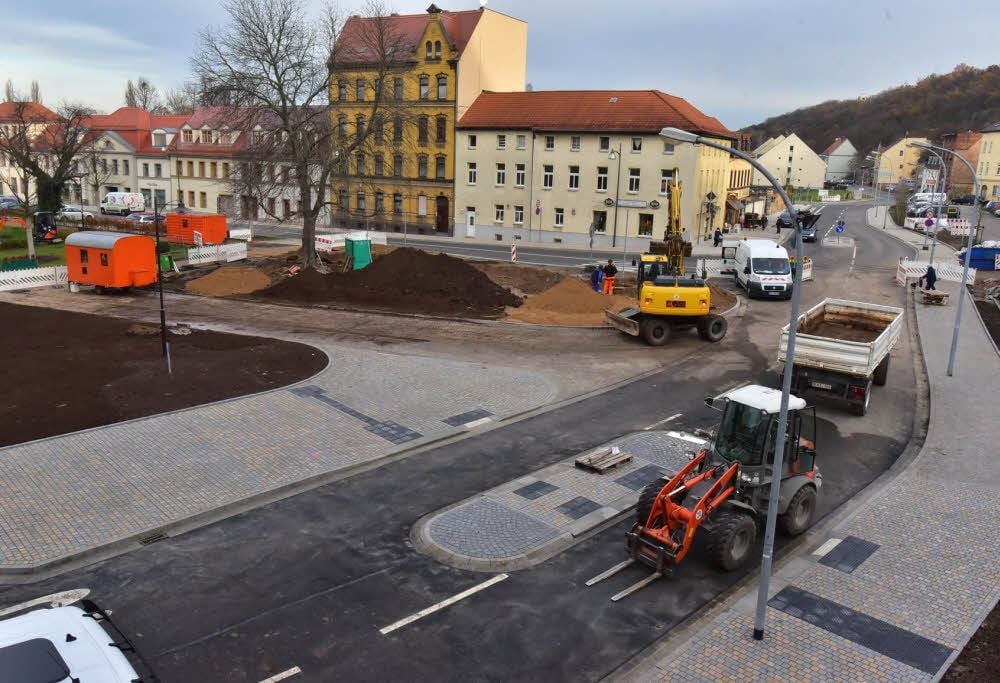 Auf der Baustelle an der Kreuzung Promenade/Leipziger Straße werden sozusagen die letzten Hammerschläge gemacht.