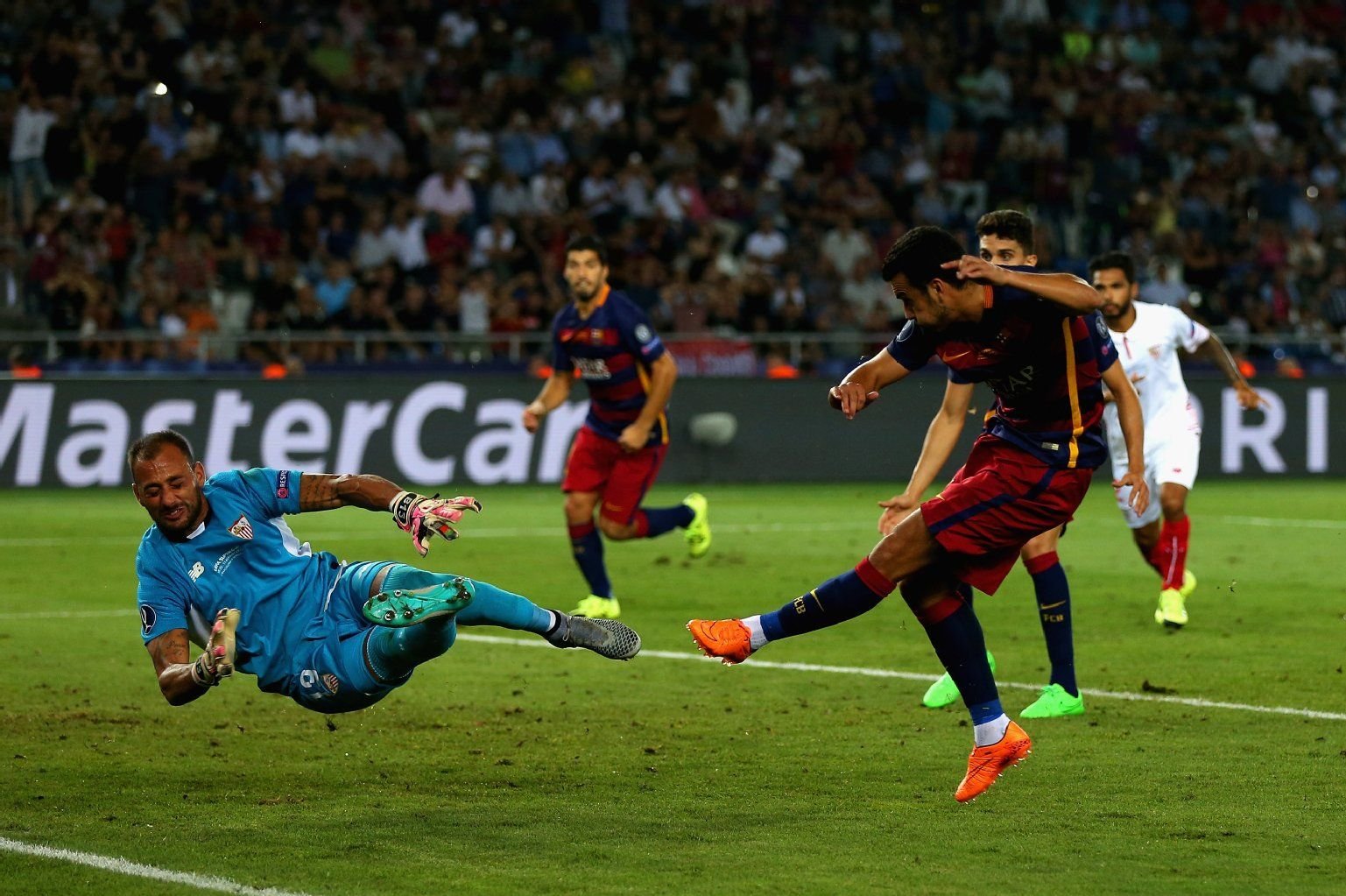 Der entscheidende Moment: Nach einem Schuss von Lionel Messi kann Sevillas Keeper nur abprallen lassen. Pedro erzielte das entscheidende 5:4.