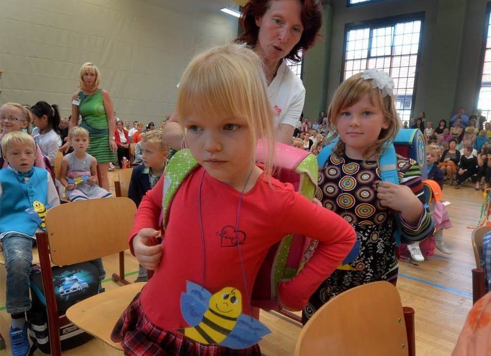 Johanna (vorn) und Lara, zwei der neuen Schülerinnen der Luisenschule, setzen ihre Schulranzen auf.