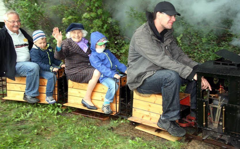 Falkenbergs quirlige Eisenbahn-Omi Hildegard Lehmann feiert am 16. Januar ihren 100. Geburtstag. So wie hier vergangenen Herbst zum Aktionstag ist sie stets für jeden Spaß zu haben.