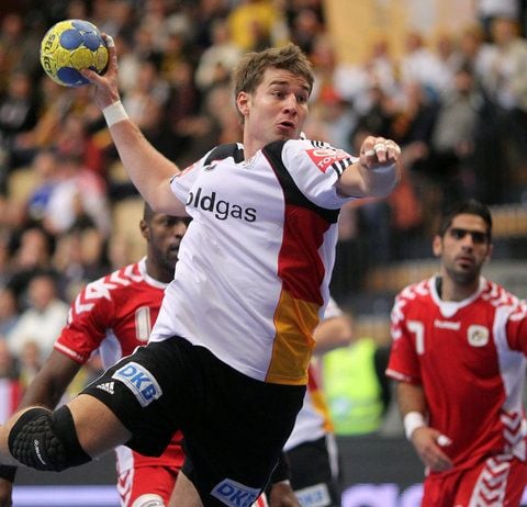 Jacob Heinl wirft beim WM-Spiel Deutschland gegen Bahrain den Ball auf das Tor. (FOTO: DPA)
