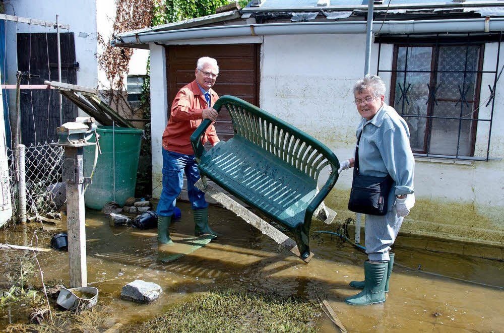 Auch in der Anlage „Am Saalestrand“ war Land unter. Siegfried und Christa-Renate Karweik räumen in ihrem Garten auf ...