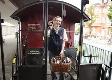 Likör-Verkauf im Zug.