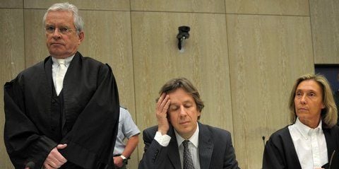Der Wettermoderator Jörg Kachelmann sitzt mit seinem neuen Anwalt Johann Schwenn (l.) und Andrea Combe zum 16. Prozesstag in einem Gerichtssaal des Landgerichts Mannheim. (FOTO: DPA)