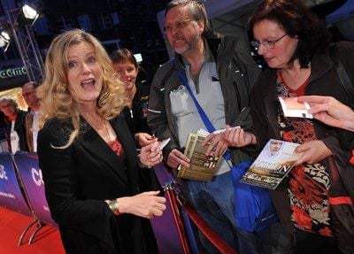 Die Schauspielerin Barbara Sukowa (l.) gibt Autogramme. (FOTO: DPA)
