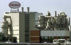Der Waschmittelhersteller Henkel hat nacheinem starken Gewinnrückgang im dritten Quartal Standortschließungenangekündigt. Nicht profitable Teilgeschäfte sollen geschlossen odersaniert werden, teilte die Henkel KGaA am Montag in Heidelberg mit.Konkrete Angaben machte das Unternehmen dabei nicht. Den früherenAussagen der Geschäftsführung zufolge haben einige Henkel-Aktivitätenin den USA und Asien bisher nicht die Gewinnerwartungen erfüllt. Obauch Standorte in Deutschland betroffen sind, blieb zunächst offen.