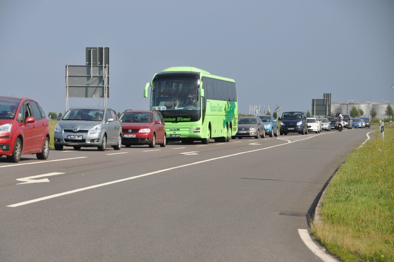 Durch die Vollsperrung auf der A9 bildeten sich auf den Umleitungsstrecken lange Staus.