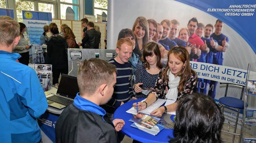 Ein jugendliches Beraterteam für jugendliche Fragende gab es auch am Stand der Anhaltischen Elektromotorenwerke Dessau GmbH.