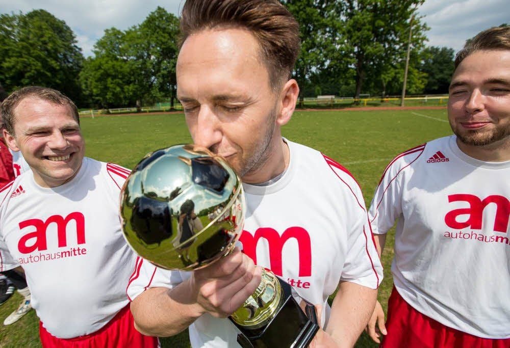 Lok-Leistungsträger Ronny Esche küsst den Pokal für den Meister der Kreisklasse.