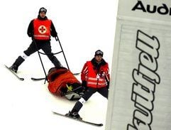 Matthias Lanzinger wird nach seinem Unfall beim Super-G in Kvitfjell von der Piste abtransportiert. (Foto: dpa)