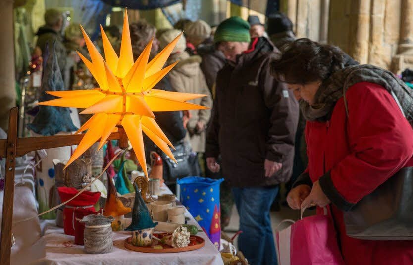 Im Innenhof wurde Dekoratives und mehr rund um das bevorstehende Weihnachtsfest angeboten.
