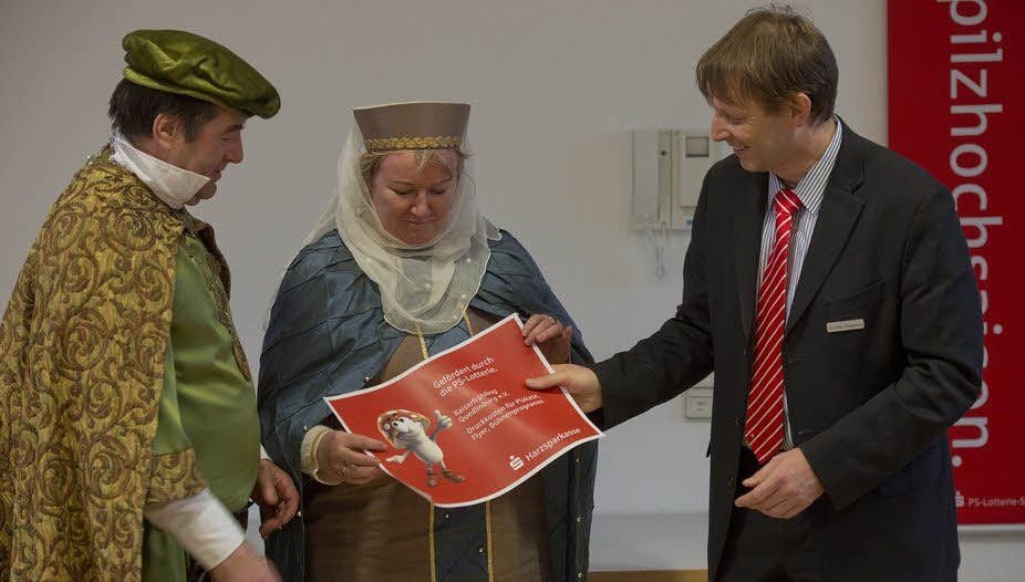 Peter Pinkernelle (r.) überreicht die Zuwendung an Jeanette Gericke und Detlef Massow vom Kaiserfrühling-Verein.