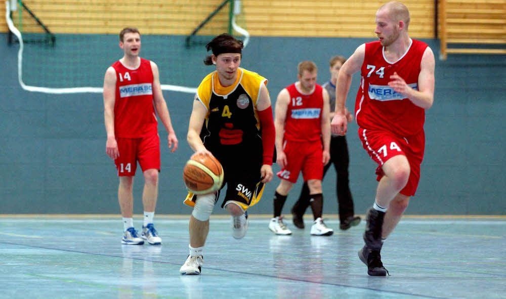 Die letzte Minute: Michael Schumann hat den Ball abgefangen und setzt sich gegen Hannes Eley (74) durch, einem Ex-BG-Spieler.