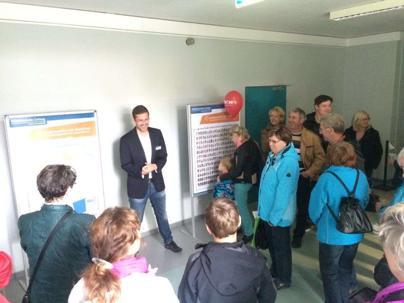 Der stellvertretende Chefredakteur Lars Geipel erläutert Besuchern die Arbeit der Redaktion.