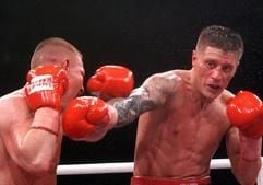Der Däne Mads Larsen (r.) wird am Samstag (04.10.2003) in Zwickau (Sachsen) neuer Box-Europameister im Supermittelgewicht. In zwölf Runden bezwang er klar den bisherigen Titelinhaber Danilo Häußler (Frankfurt/Oder). Für Larsen war es der 45.Sieg bei insgesamt 47 Kämpfen, Häußler mußte bei seinem 23.Profikampf die erste Niederlage hin nehmen. (Foto: dpa)