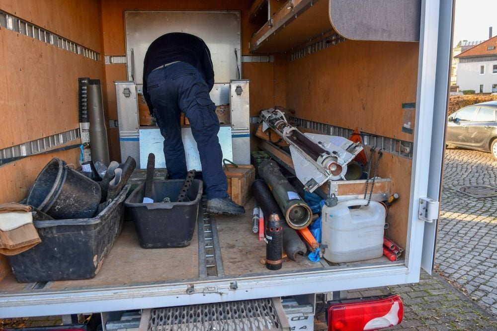 Über Stunden hinweg holte die Polizei Granaten und Minen aus der Wohnung.