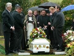 Trauergäste stehen am Freitag (29. Oktober 2004) auf dem Stadtfriedhof in Schöningen (Kreis Helmstedt) am Grab zweier Mädchen. Die beiden getöteten Geschwister sind gemeinsam in einem weißen Sarg begesetzt wurden. (Foto: dpa)