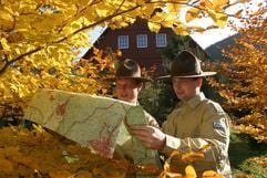 Die beiden Ranger des Nationalparks Hochharz Martin Strube und Mathias Herbst blicken im Ilsetal bei Ilsenburg im Kreis Wernigerode in eine Wanderkarte. (Archivfoto: dpa)