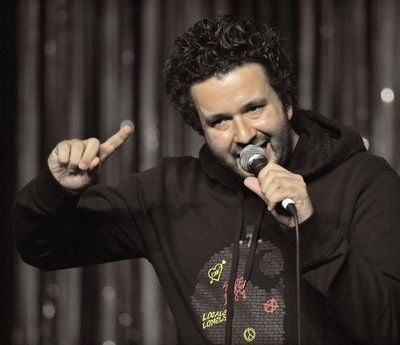 Der Comedian Oliver Polak bei einer Vorstellung in Berlin. (FOTO: DPA)