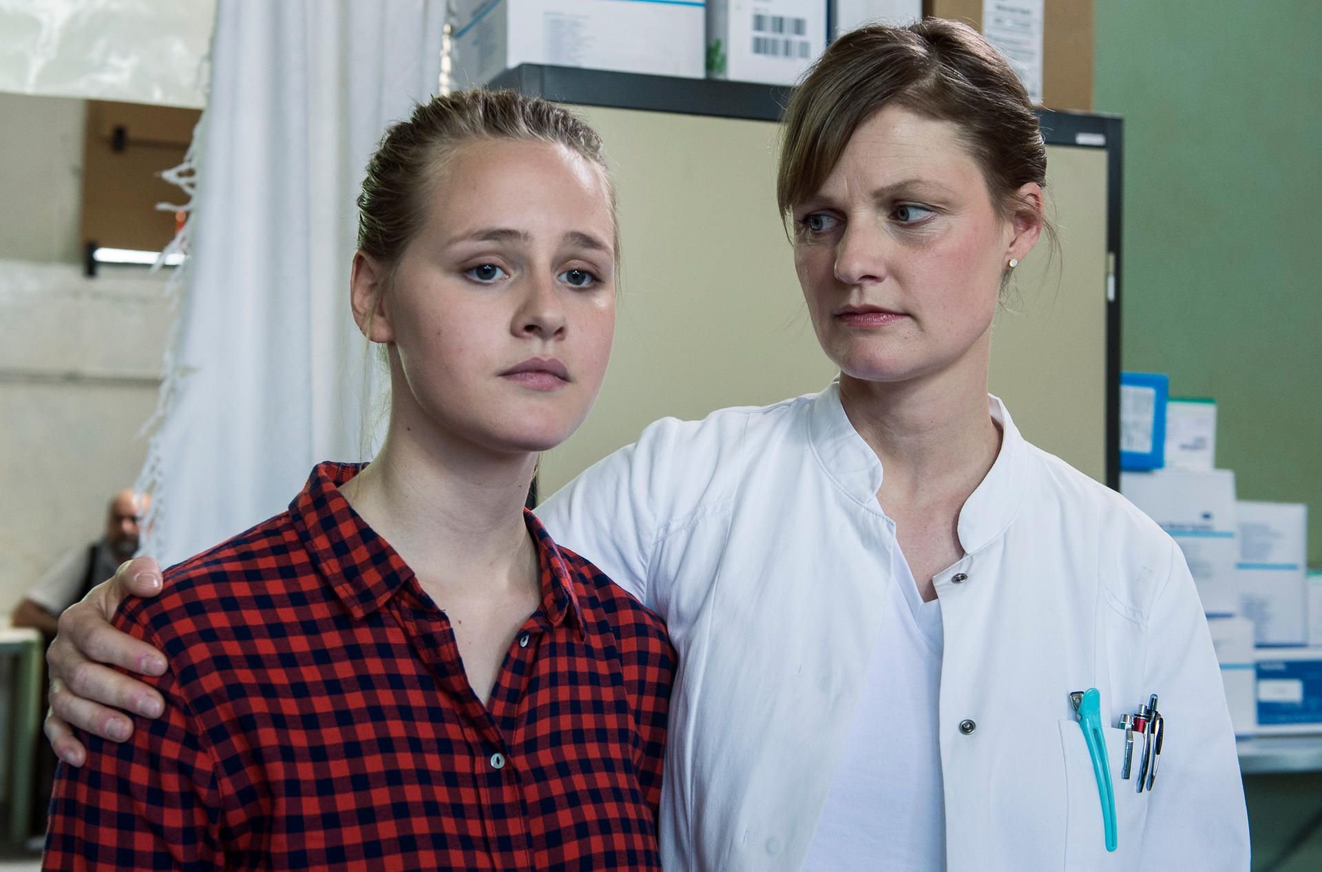 Anika Jahn (Lucie Hollmann) mit Dr. Bindra (Franziska Schubert)