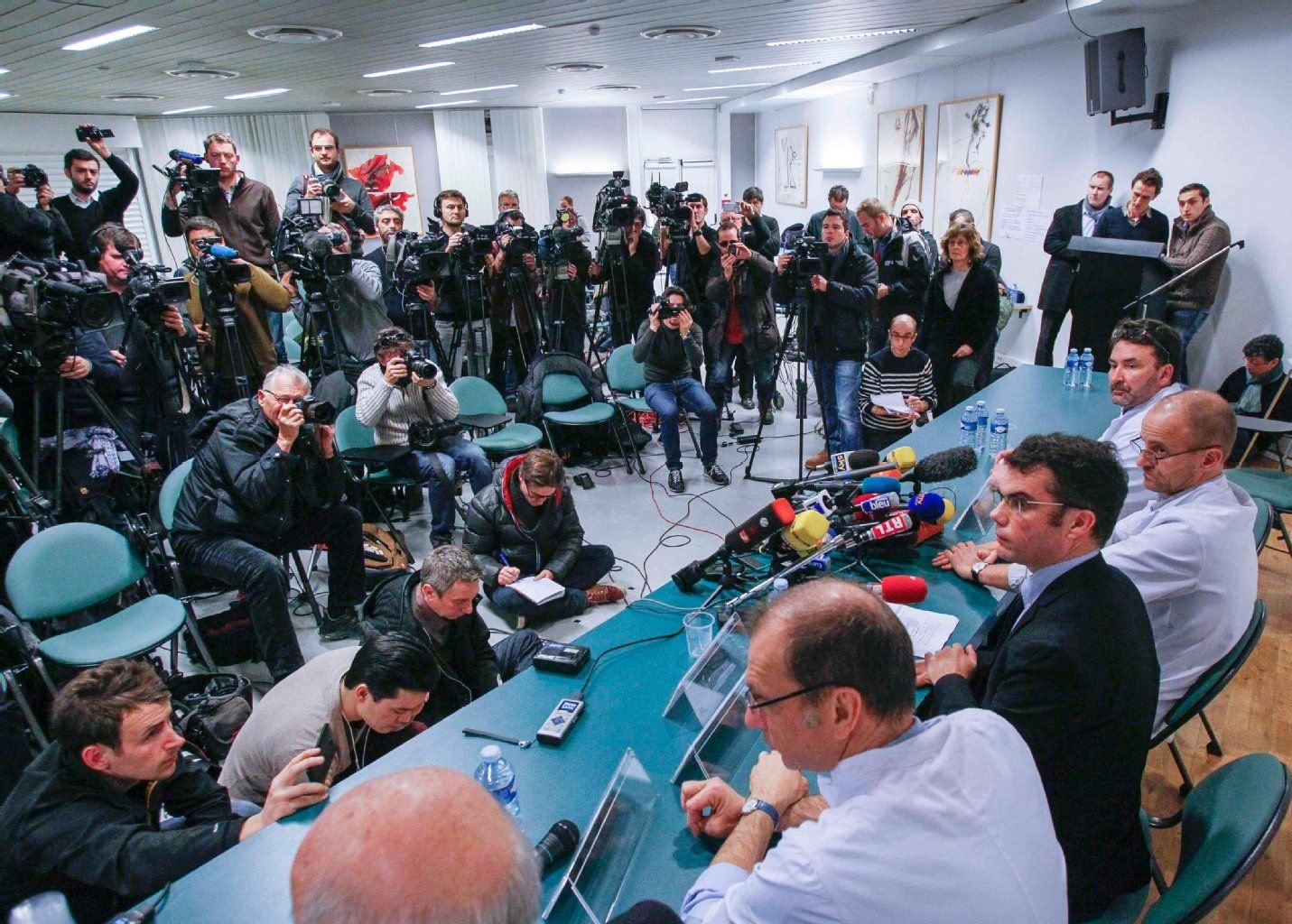 Medienandrang in Grenoble: Mehrere Ärzte des Universitätsklinikums informieren Journalisten auf einer Pressekonferenz über den Zustand ihres Patienten Michael Schuhmacher.