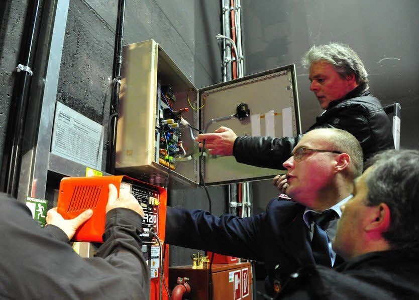 Unter Hochdruck versuchten Techniker und Helfer die Systemstörung am Feuervorhang im Capitol zu beheben. Auch die Hotline des Herstellers konnte nicht weiterhelfen.
