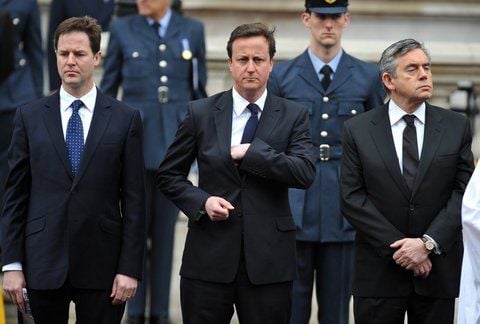 Nick Clegg (li.), David Cameron (Mitte) und Gordon Brown. (FOTO: DPA)