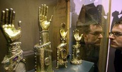 Ein Mann betrachtet im Halberstädter Dom St. Stephanus und St. Sixtus mehrere Armreliquien aus dem Jahr 1225, die zum Domschatz gehören. (Foto: dpa)