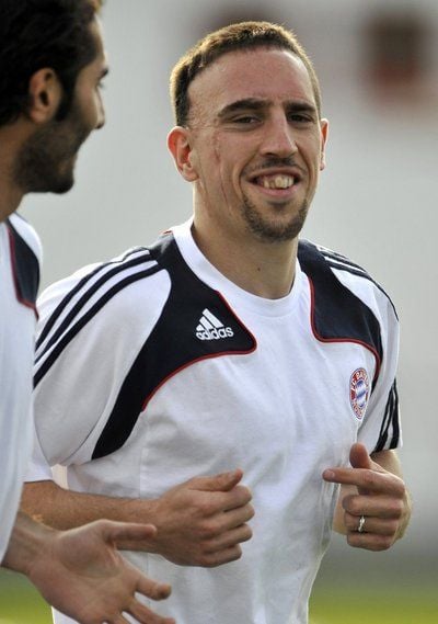 Franck Ribery vom FC Bayern München lächelt während einer Trainingseinheit in München (Archivfoto vom 13.04.2009). Englands Fußball-Meister Manchester United will Bayern Münchens Starspieler Franck Ribéry in einem Rekordtransfer in die Premier League holen. Das berichtete die britische Zeitung «The Guardian» am Dienstag. (FOTO: DPA)