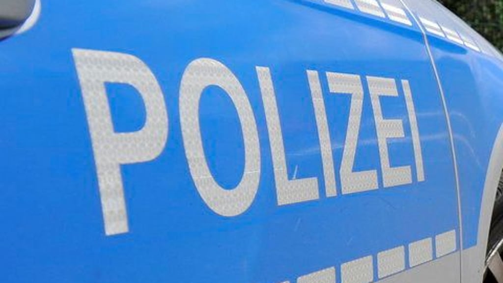 In Tangermünde ermittelt die Kriminalpolizei, nachdem bei mehreren Autos die Reifen zerstochen wurden.