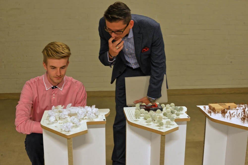 Die Modelle werden begutachtet.