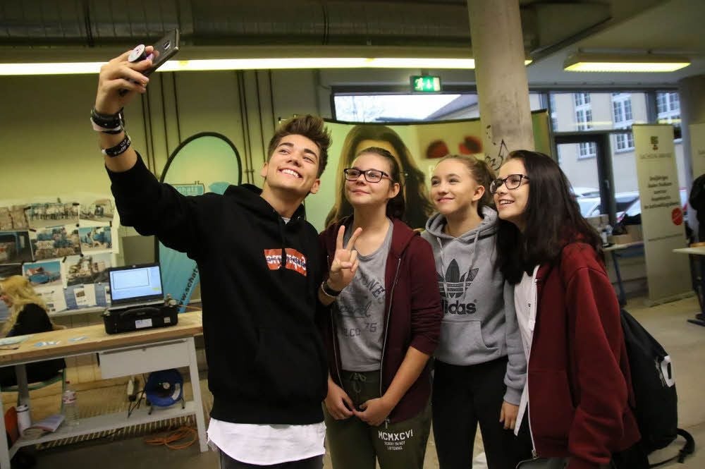 Selfie mit einem Star: Justin Schmidt ist nicht nur Jenifer, Sabrina und Chantal als Prince of Passion ein Begriff. Er hat Zehntausende Fans.