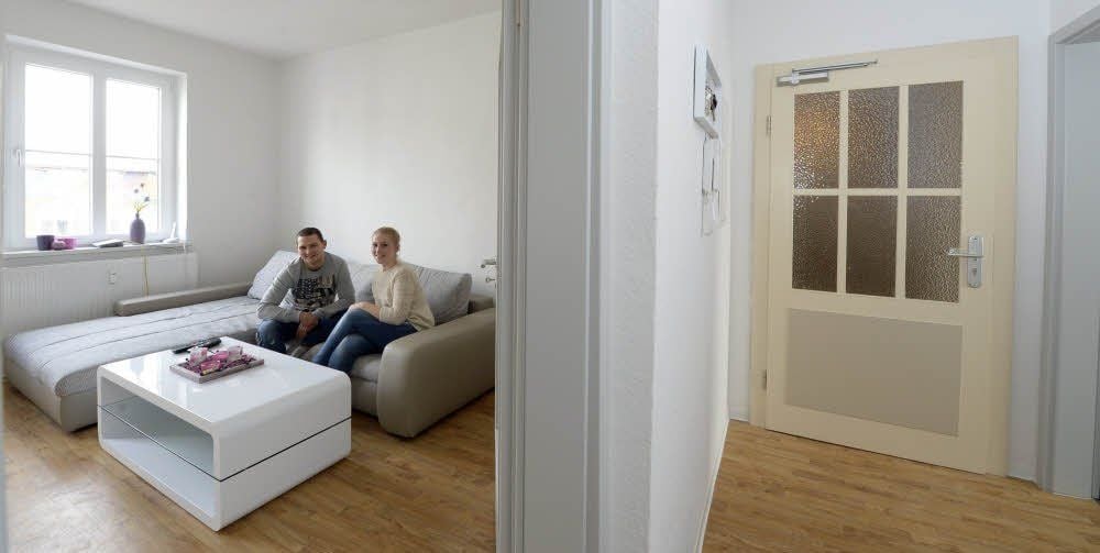 Kevin Bludau und Annika Edderich in ihrem Wohnzimmer.