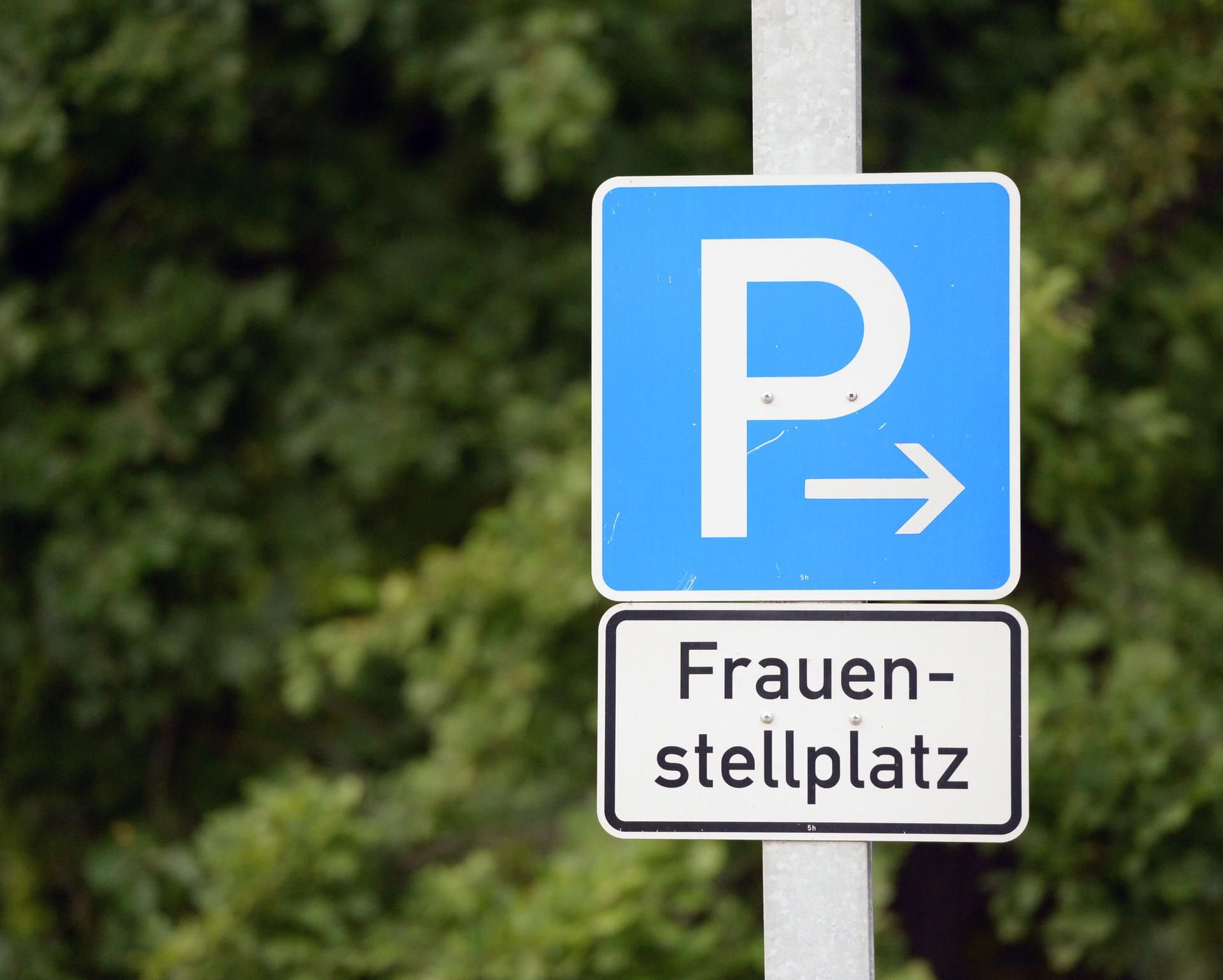 Hinweis auf Frauenparkplatz