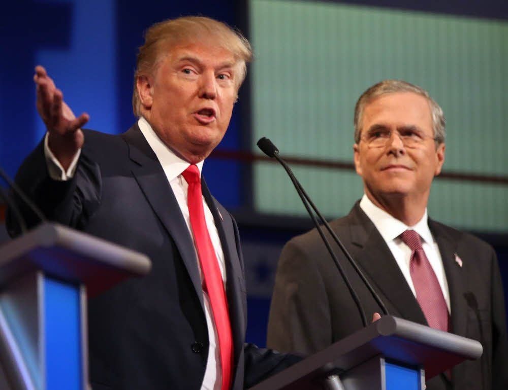 Jeb Bush (r.) mit seinem innerparteilichen Konkurrenten Donald Trump.