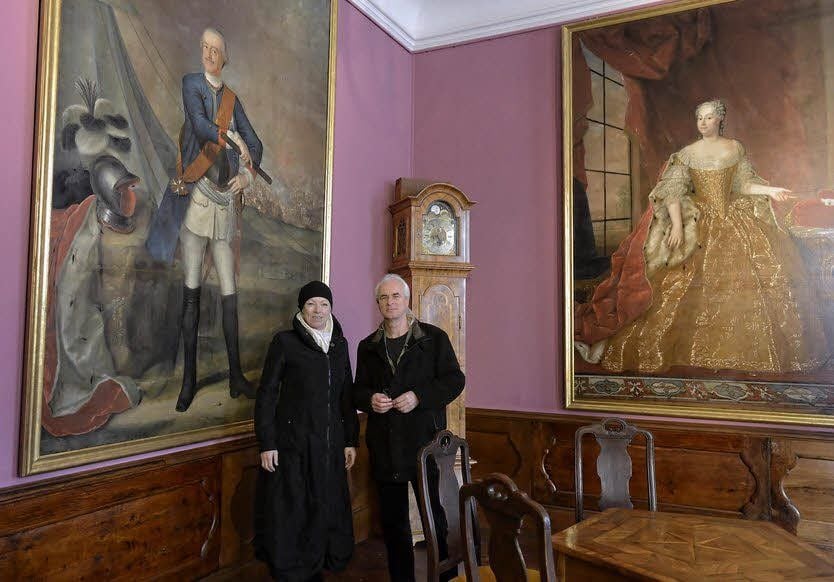 Im Schloss Mosigkau trafen Moderatorin Janine Strahl-Oesterreich und Archäologe Hans-Peter Hinze am Montag letzte Absprachen.