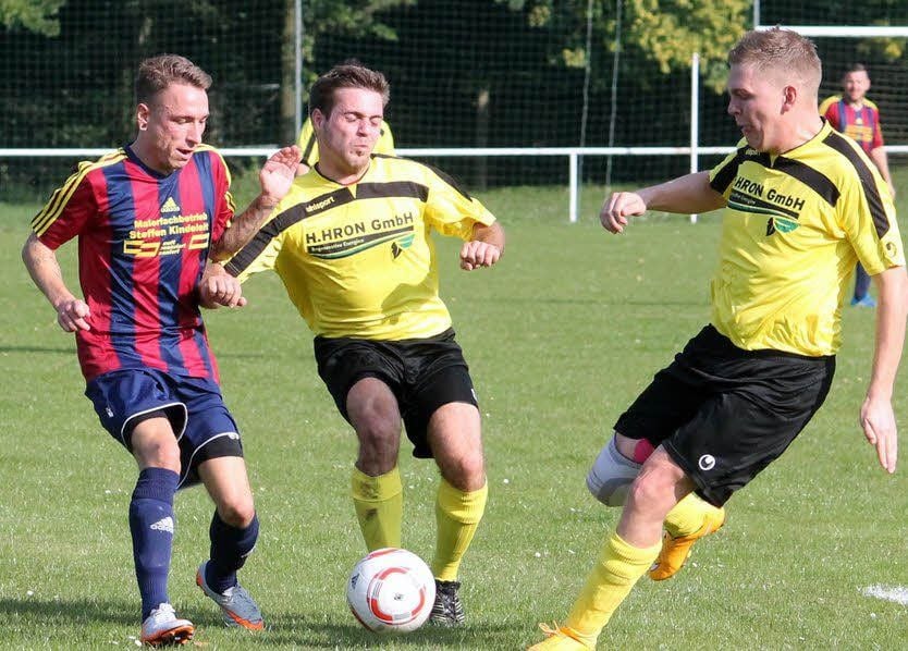 Bräunrode (blau-rot) triumphierte in Allstedt mit 3:0 Toren.