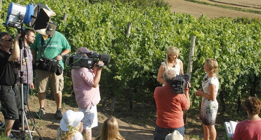 Achtung, Kamera läuft! Uta Bresan interviewt Winzerin Elisabeth Born (2. v. r.).
