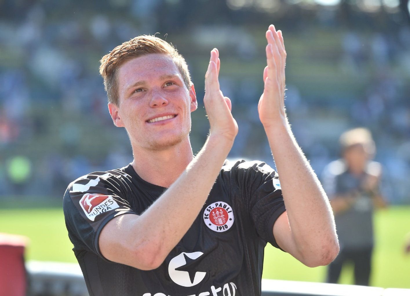 Marcel Halstenberg, hier noch im Trikot des FC St. Pauli, reut sich über seinen Treffer gegen Karlsruhe im August 2015.
