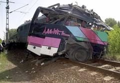 Das Wrack des Reisebusses wurde von dem Zug rund 150 Meter mitgeschleift. (Foto: dpa)